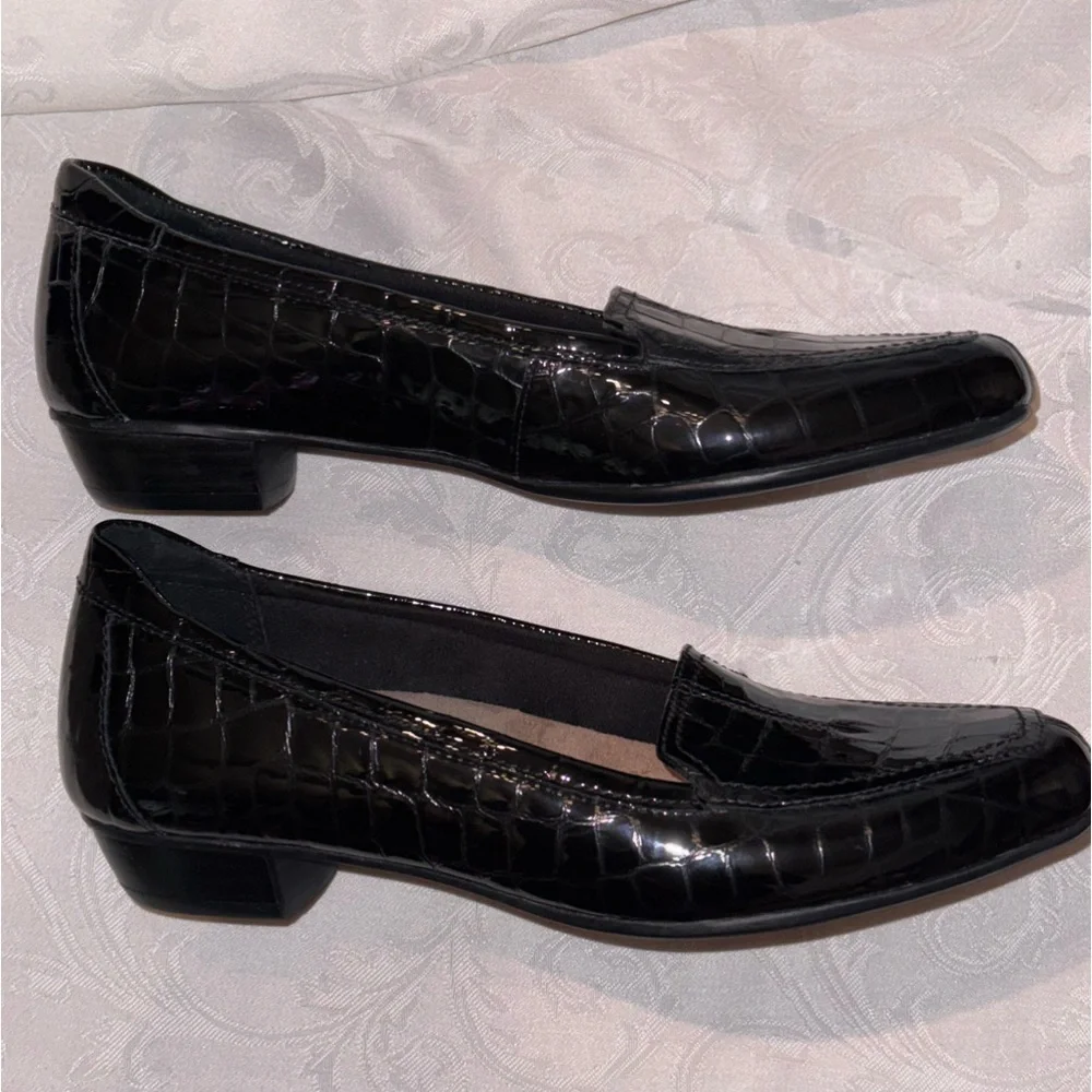 Clarks Everyday Croc Embossed
Patent Leather Loafers, NEW, Size 7.5 - Picture 16 of 16
